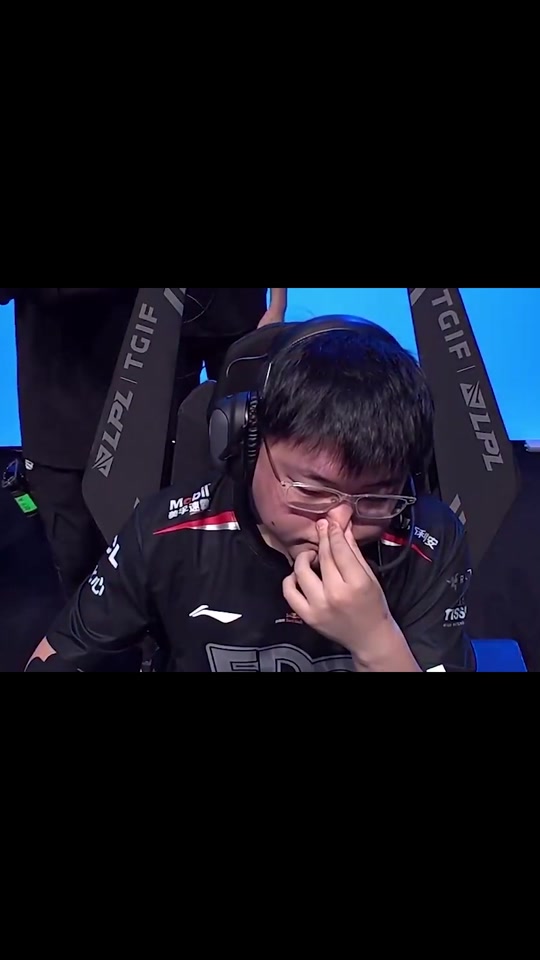 开云-Uzi与40激战C9分钟，大比分获胜胜负难料！，阿扎伦卡焦点对战观众掌声雷动的简单介绍-开云